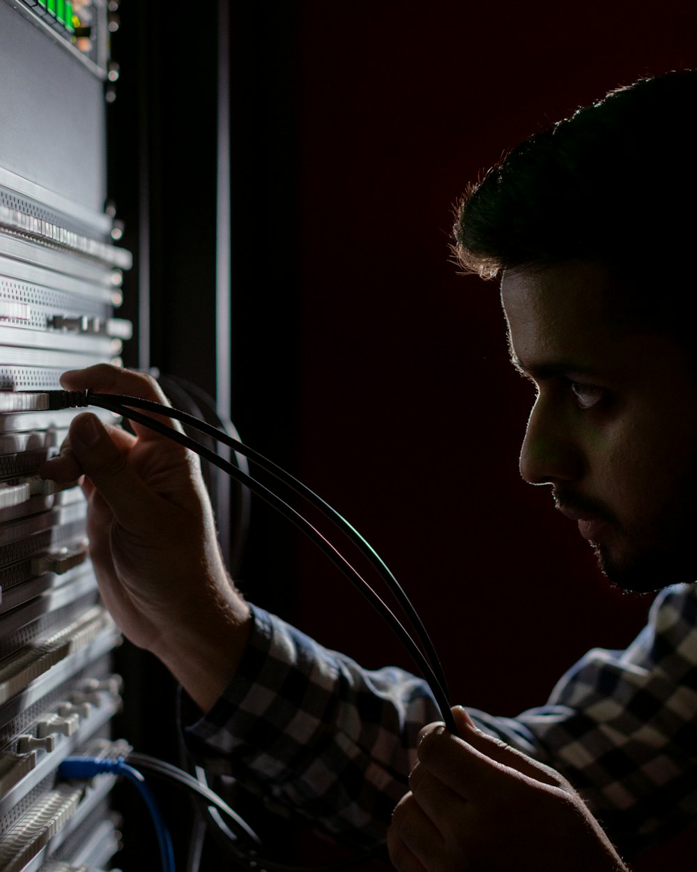 Techniker verkabelt einen Technikschrank