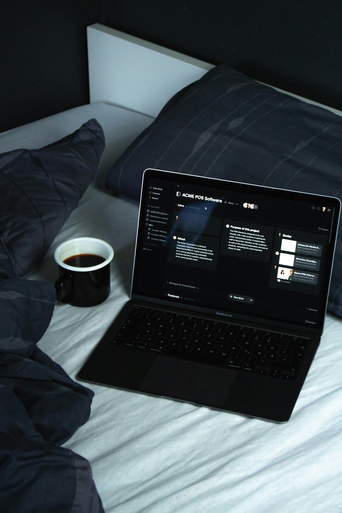 Aufgeklappter Laptop mit einer Website auf dem Bildschirm
